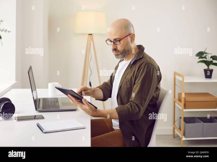 Online training computer message hi-res stock photography and images ... Online Clothing Stores